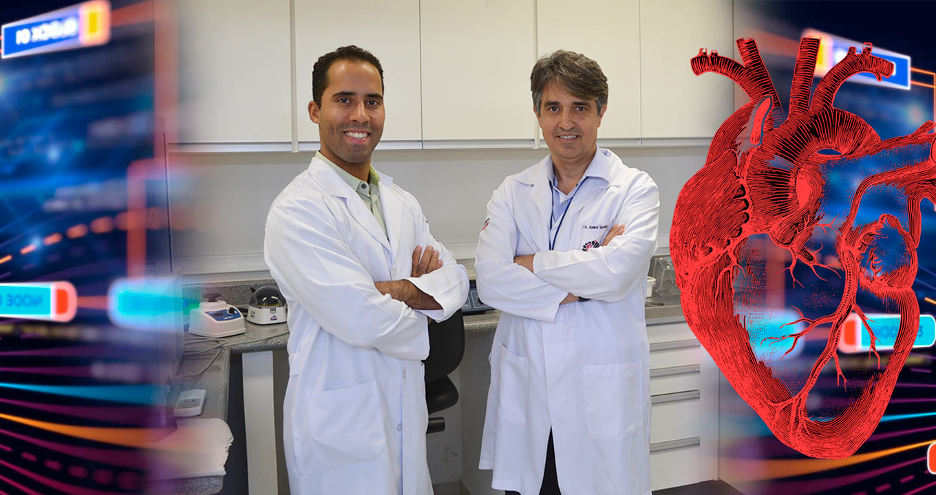 Luiz Sérgio F. de Carvalho, pesquisador do Aterolab e autor principal do estudo e o cardiologista Andrei Sposito, coordenador do Aterolab e orientador da pesquisa Audiodescrição: montagem com três imagens, sendo uma delas com dois homens em pé, um ao lado do outro, sorrindo e com braços cruzados, em imagem frontal e em plano médio, ao centro. Eles vestem jaleco branco de mangas compridas. À esquerda e à direita, imagem de tela de computador, com fundo azul e traços e riscos que indicam velocidade, e palavras em inglês como node e block dentro de retângulos coloridos. À frente, à direita, há uma ilustração na cor vermelha de um coração com artérias. Imagem 1 de 1.