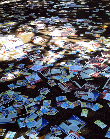 vários folders de partidos políticos dispostos no chão em tempos de campanha eleitoral