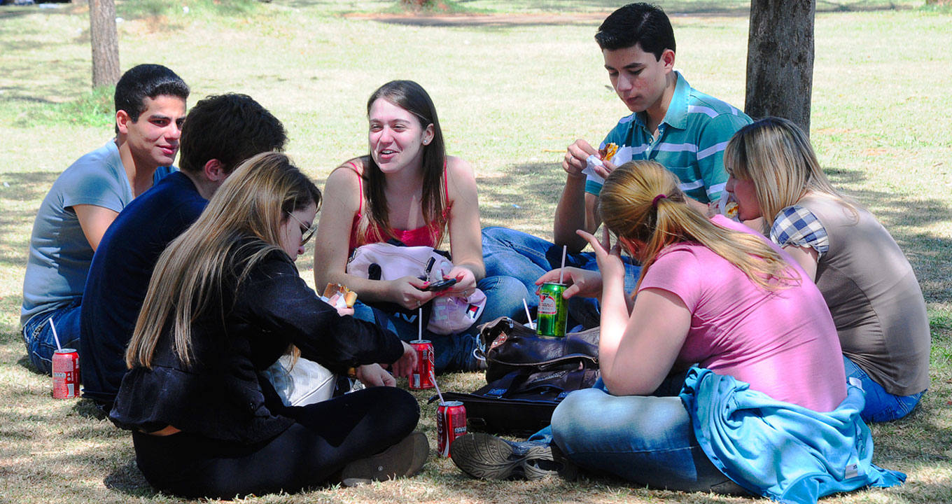 Adolescentes em uma das praças da Unicamp durante a UPA 
