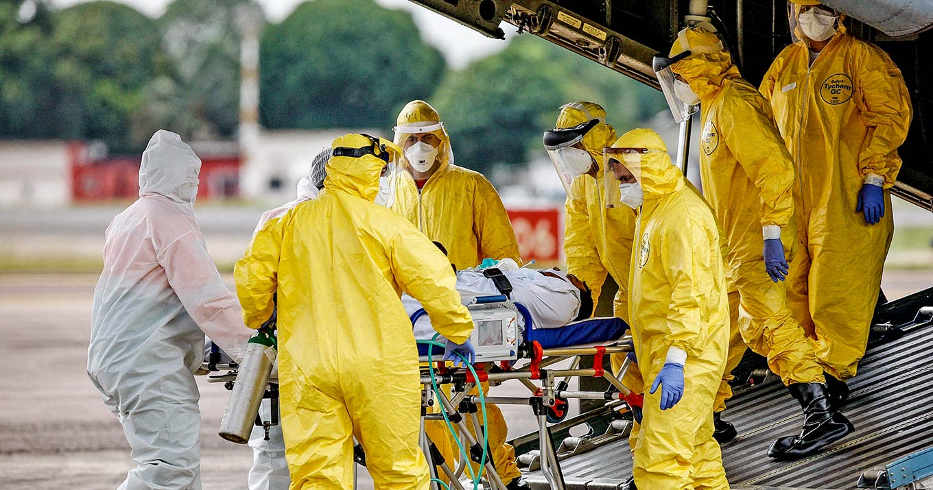 Iniciativa envolve trabalho conjunto com Índia, Rússia e África do Sul e propõe o uso de recursos de inteligência artificial no controle da pandemia (foto: Marcelo Seabra / Agência Pará) foto mostra médicos paramentados retirando uma maca de um avião