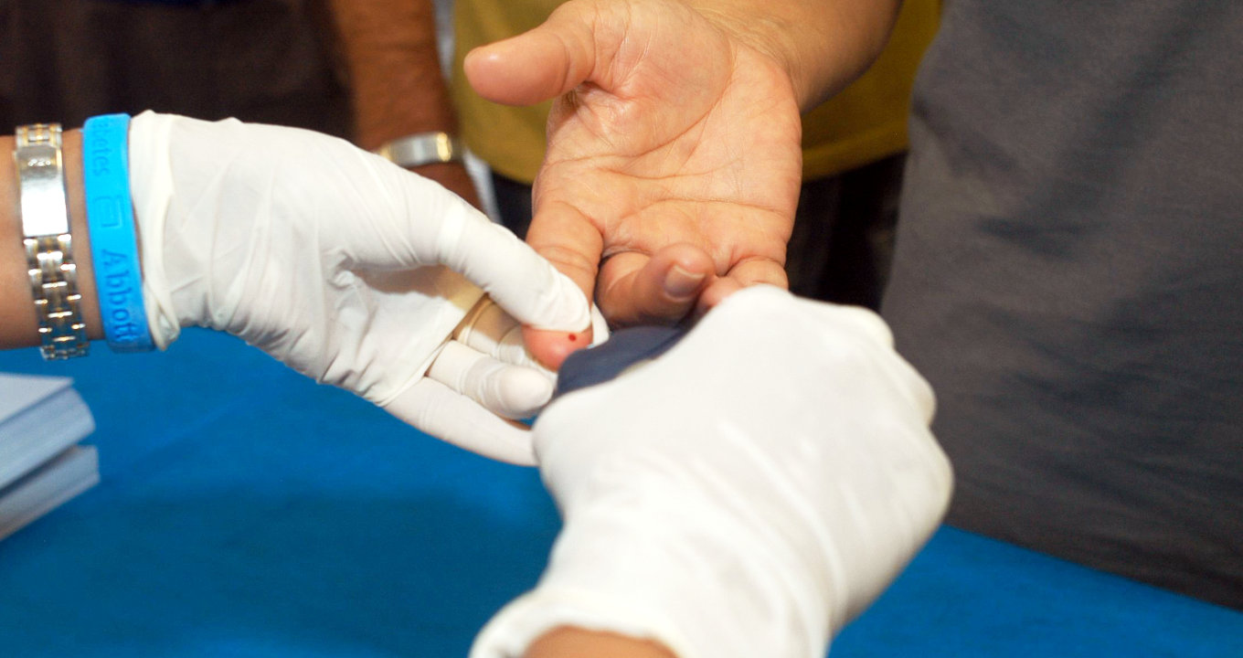 Pacientes com doenças metabólicas enfrentam desafios crescentes na pandemia de Covid-19 Profissional de saúde realiza teste de diabetes em paciente