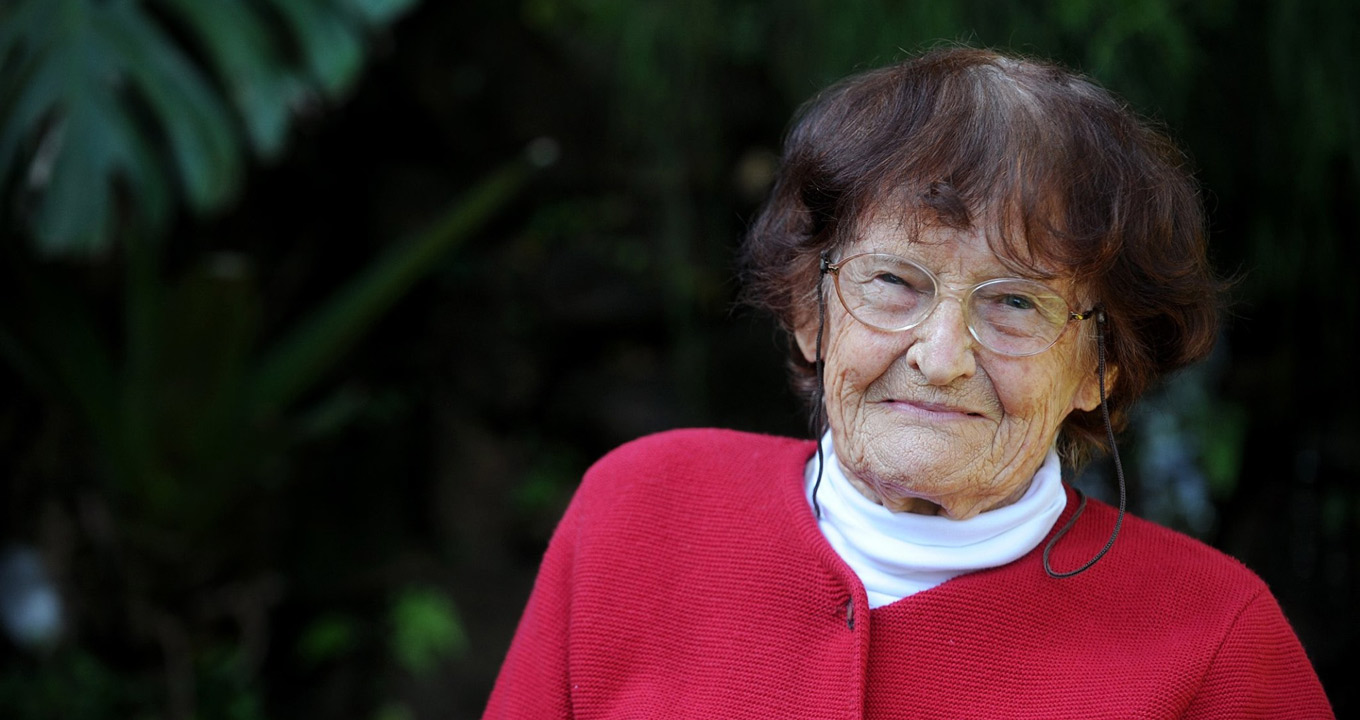 Acervo de Ana Maria Primavesi, pioneira da agroecologia no Brasil, estará disponível na Biblioteca de Obras Raras da Unicamp (foto: Luiz Prado) audiodescrição: fotografia colorida de ana primavesi, ao fundo há plantas