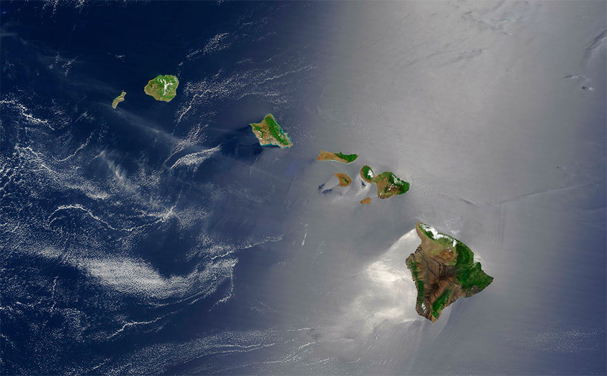 A ciência não deveria ser uma grande ilha separada do continente da cultura, mas é um vasto arquipélago de ilhotas conectadas entre si. Na imagem foto de satélite do Arquipélago do Havaí. Crédito: Pixabay