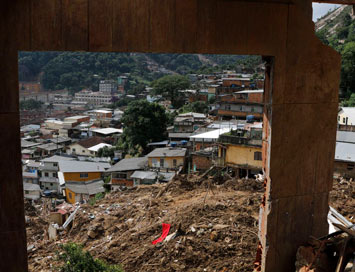 Pesquisadora do IG analisa o uso de medidores de umidade do solo para monitoramento de encostas e identificação antecipada de escorregamentos. Na foto, área do Morro do Oficina, em Petrópolis, onde houve o pior deslizamento de terra devido ao temporal que aconteceu em fevereiro deste ano. Houve 93 vítimas fatais na comunidade. Crédito: Fernando Frazão/Agência Brasil