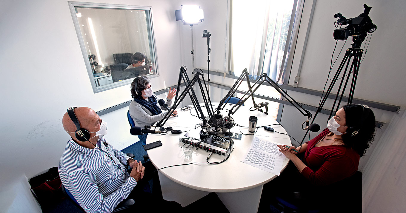 Estúdio da Rádio Unicamp durante gravação; a vocação do rádio como veículo educativo remonta às primeiras transmissões realizadas no Brasil há mais de cem anos