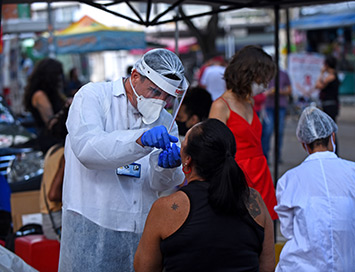 Voluntário da Força-Tarefa contra covid da Unicamp faz testagem gratuita em praça 