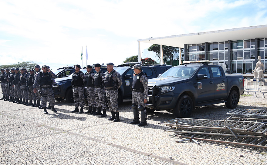 Militares e Veículos da Força Nacional de Segurança Pública do Brasil, em frente ao Supremo Tribunal Federal, na Praça dos Três Poderes em Brasília (Foto: José Cruz/Agência Brasil)