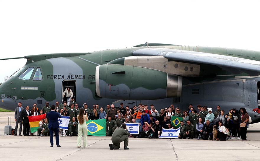 Operação Voltando em Paz, do Governo Federal, realiza voo de repatriação de brasileiros partindo de Israel; mortes e sofrimento aumentam (Foto:Tânia Rêgo/Agência Brasil)