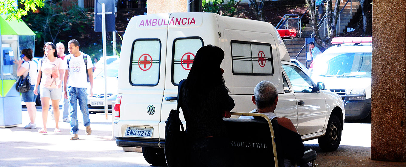 Ambulâncias, usuários e pacientes em frente ao Hospital de Clínicas da Unicamp (foto: Antonio Scarpinetti)