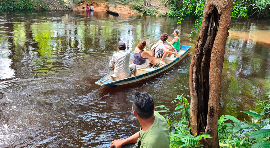 Seu Bibiano Barbosa e grupo da Unicamp fizeram uma breve navegação em canoa para conhecer uma prainha no igarapé