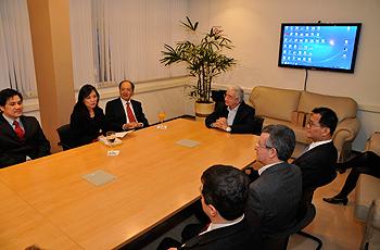 O reitor Fernando Costa recebe o vice-ministro Xiao Tian e comitiva