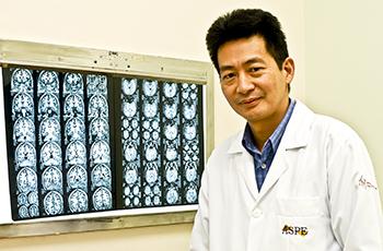 O neurologista Li Li Min, organizador do livro