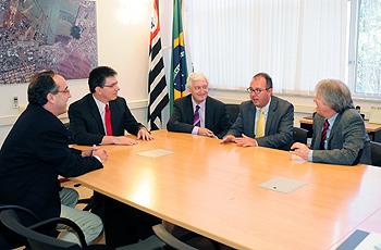 József Bódis (centro), reitor da Universidade de Pécsi, é recebido por assessores da Cori József Bódis (centro), reitor da Universidade de Pécsi, é recebido por assessores da Cori