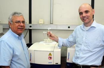 Professor Daniel Arellano e o pesquisador Rodrigo Gonçalves