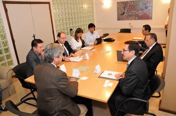 Ronaldo Pilli recebe delegação equatoriana Ronaldo Pilli recebe delegação equatoriana