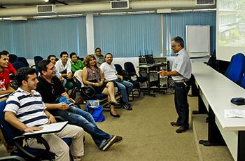Rafael Santos fala a alunos colombianos