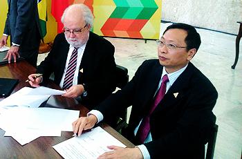 Tadeu Jorge e Cao Guoyong, presidente do Conselho Universitário de Beijing Jiaotong University