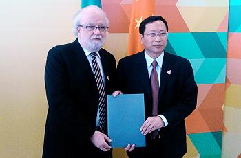 Reitor Tadeu Jorge e Cao Guoyong, presidente do Conselho Universitário de Beijing Jiaotong University