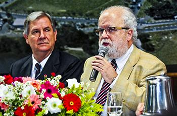 O reitor Tadeu Jorge discursa