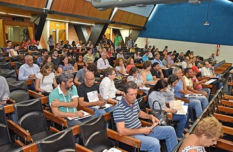 Público no debate sobre a crise, no Centro de Convenções