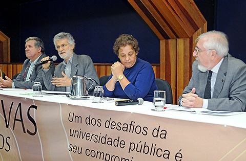 Luiz Carlos de Freitas coordena a primeira mesa