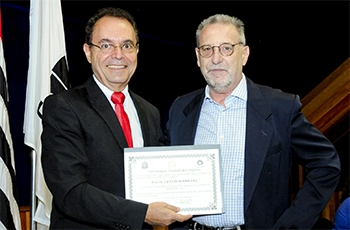 Magna entrega prêmio a Vicente (FE) 