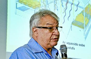 O professor Hilton Silveira Pinto