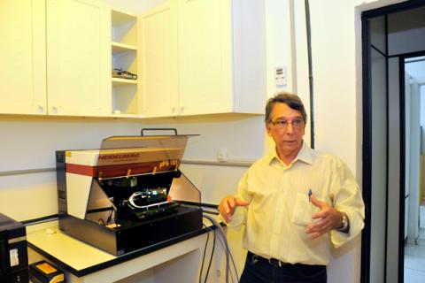Professor Mauro Monteiro mostra sistema de escrita a laser