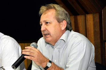 O pró-reitor de Pós-Graduação, Euclides