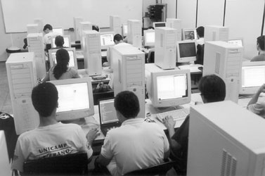 Uma das três salas do novo laboratório: 80 computadores e 140 processadores conectados em rede