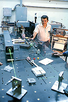Sérgio Porto em seu laboratório no Instituto de Física
