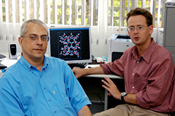Os professores Alex Antonelli e Maurice de Koning, autores das investigações: vários meses de cálculos complexos (Foto: Antoninho Perri)