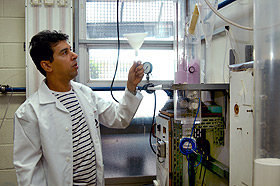 O químico industrial Roberto Luís Gomes da Cunha: equipamento de leito fluidizado mostrou-se viável para aplicação (Foto: Antonio Scarpinetti)