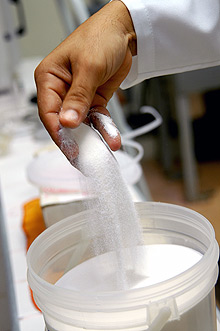 Amostra de celulose granulada: Material é umedecido e secado ao mesmo tempo.(Foto: Antonio Scarpinetti)