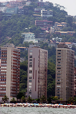 Morro ocupado por casas de alto padrão em São Vicente: riscos são grandes para todas as classes sociais  (Foto: Antonio Scarpinetti)