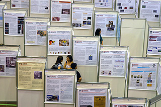 Segunda edição do Simtec, ocorrida em setembro de 2008: importante espaço para os funcionários da Universidade (Fotos: Antonio Scarpinetti)
