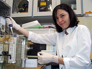 A cirurgiã-dentista Andréia Bufalino, autora da dissertação: testes de DNA em cerca de 300 mães. (Foto: César Maia)