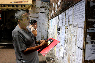Ofertas de emprego afixadas no centro de Campinas: cerca de 12 milhões de trabalhadores não tinham carteira assinada em 2008.  (Foto: Antoninho Perri)