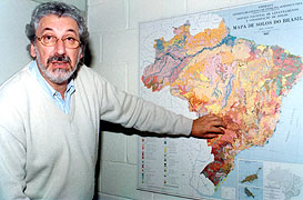 O professor Archimedes Peres Filho, do IG: áreas degradadas