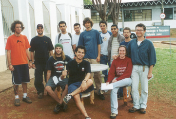 Alunos do Instituto de Geociências, com o professor Giorgio Basilici (o último, à direita): conhecimento e aventura  (Foto: Neldo Cantanti)