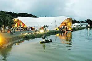 As instalações da FLIP de 2005 vistas do mar: evento já está dentro do circuito dos grandes festivais literários