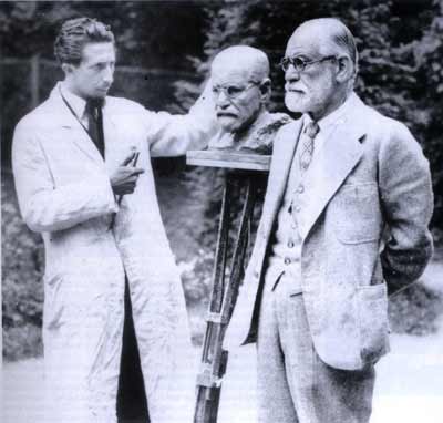 Oscar Nemon esculpindo Freud “zangado com a humanidade”, em 1931, foto reproduzida de Diário de Sigmund Freud – 1929-1939: crônicas breves (Artmed, 2000) (Foto: Reprodução)