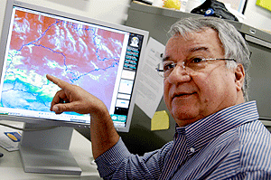 O professor Hilton Silveira Pinto, do Cepagri: projeção da temperatura em quadrantes com 50 km de área (Foto: Antoninho Perri)