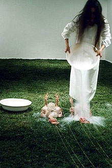 Ação de Graças, performance/instalação de Márcia X., em 2002: cotidiano da mulher e pantufas de coelhinho como inspiração