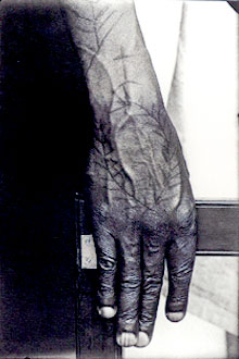 Obra da série Cicatriz (1966-2003), de Rosângela Rennó: imagens resgatadas no Museu Penitenciário do Carandiru