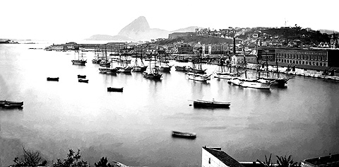Entrada do Rio de Janeiro, com o cais Pharoux em primeiro plano, em foto de 1875 (Foto: Marc Ferrez/Coleção Gilberto Ferrez/Acervo Instituto Moreira Salles) 