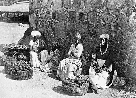 Acima, vendedoras no mercado, no Rio, em foto de 1875; abaixo, charges da Revista Ilustrada sobre a Abolição (à esq.) e Ferreira de Araújo, o dono da Gazeta de Notícias (Fotos: Marc Ferrez/Coleção Gilberto Ferrez/Acervo Instituto Moreira Salles)