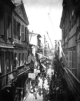 Rua do Ouvidor, centro comercial do Rio e palco de crônicas de Machado, em foto de 1890