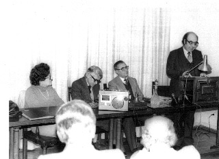 Da esq. para a dir., Newton da Costa (o segundo), palestrante não identificado, Ubiratan D’Ambrósio, Rolando Chuaqui e Ayda Arruda, na Unicamp, em 1975 (Fotos: Centro de Lógica/ Arquivos Históricos em História da Ciência/ FNCAC)