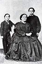 Arthur Azevedo em São Luís, com 15 anos de idade, ao lado da mãe e do irmão Aluisio (Foto: Funarte/Centro de Documentação)